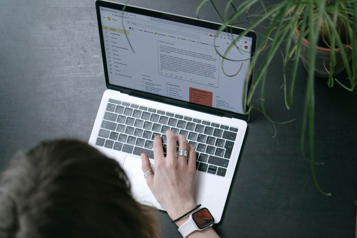 Ragazza che usa Gmail su un portatile