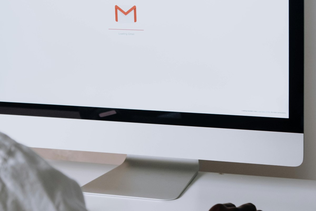 La schermata di avvio di Gmail su un monitor