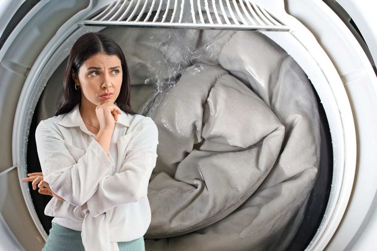 donna che pensa e piumone in asciugatrice