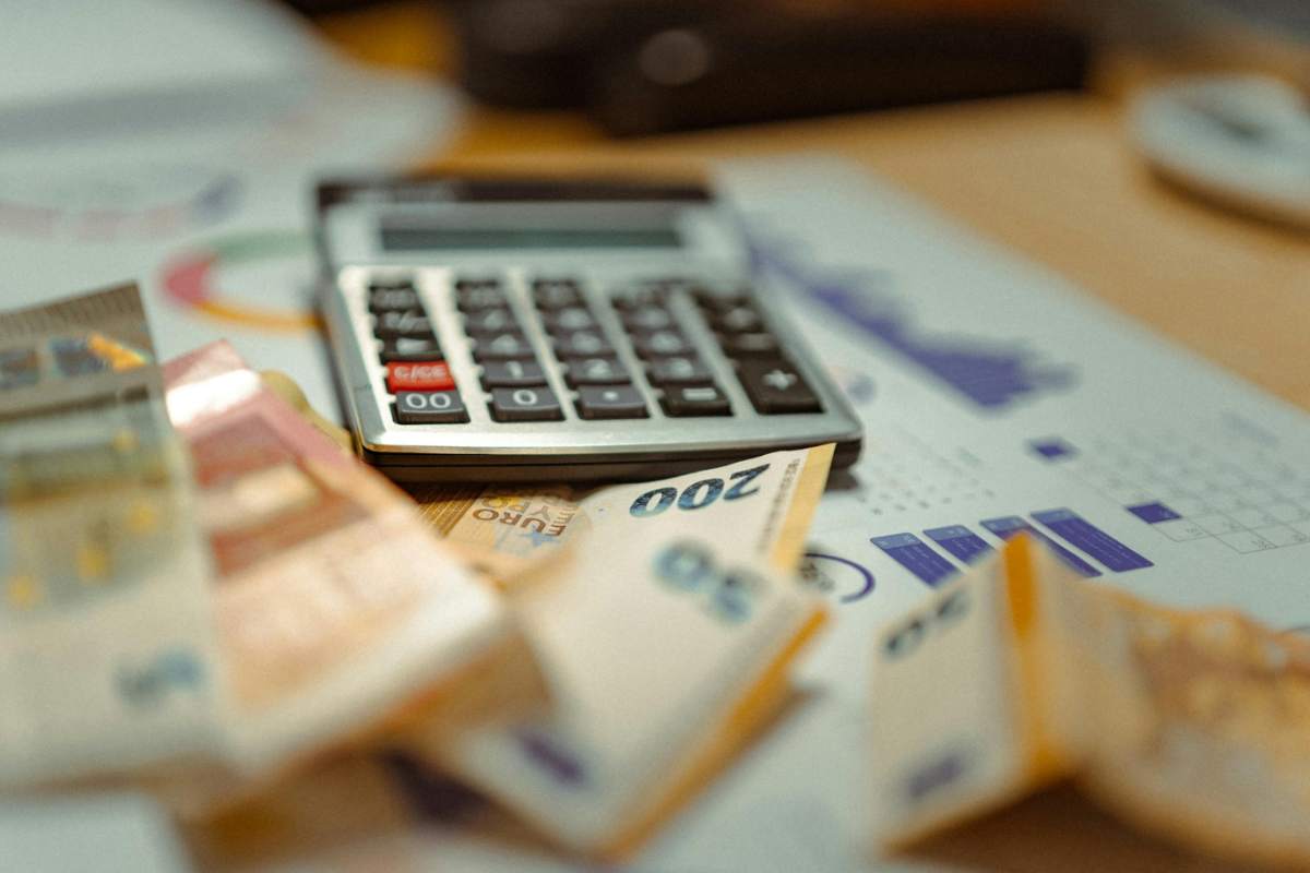 banconote e calcolatrice