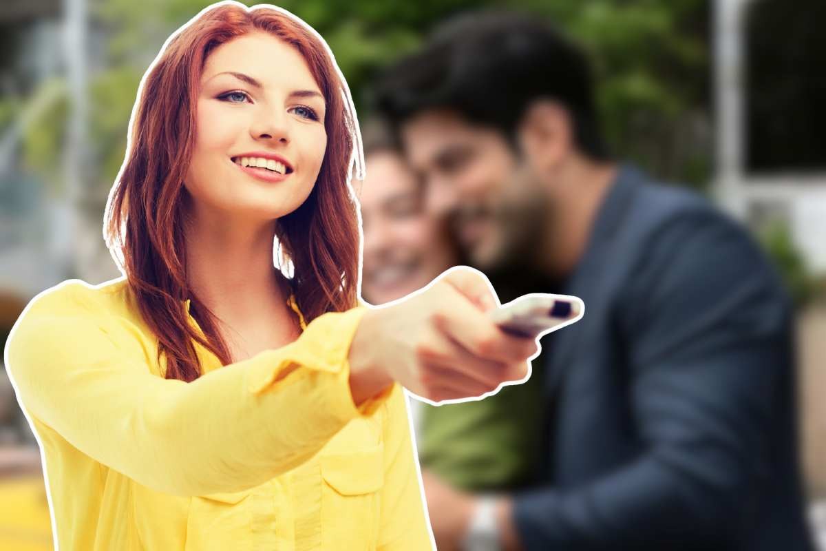 ragazza con telecomando in mano